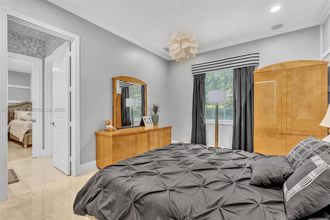 For Sale: $5,395,000 (7 beds, 6 baths, 7657 Square Feet)
