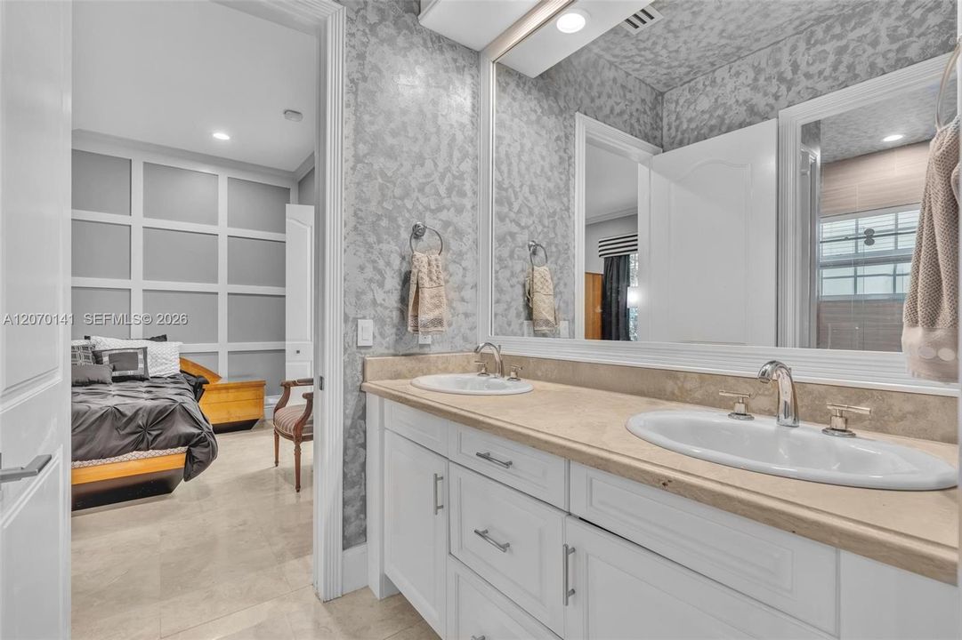 For Sale: $5,395,000 (7 beds, 6 baths, 7657 Square Feet)