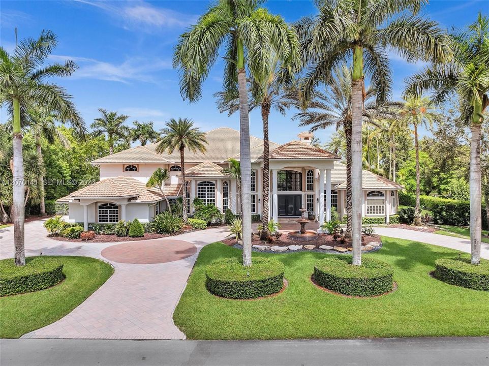 For Sale: $5,395,000 (7 beds, 6 baths, 7657 Square Feet)