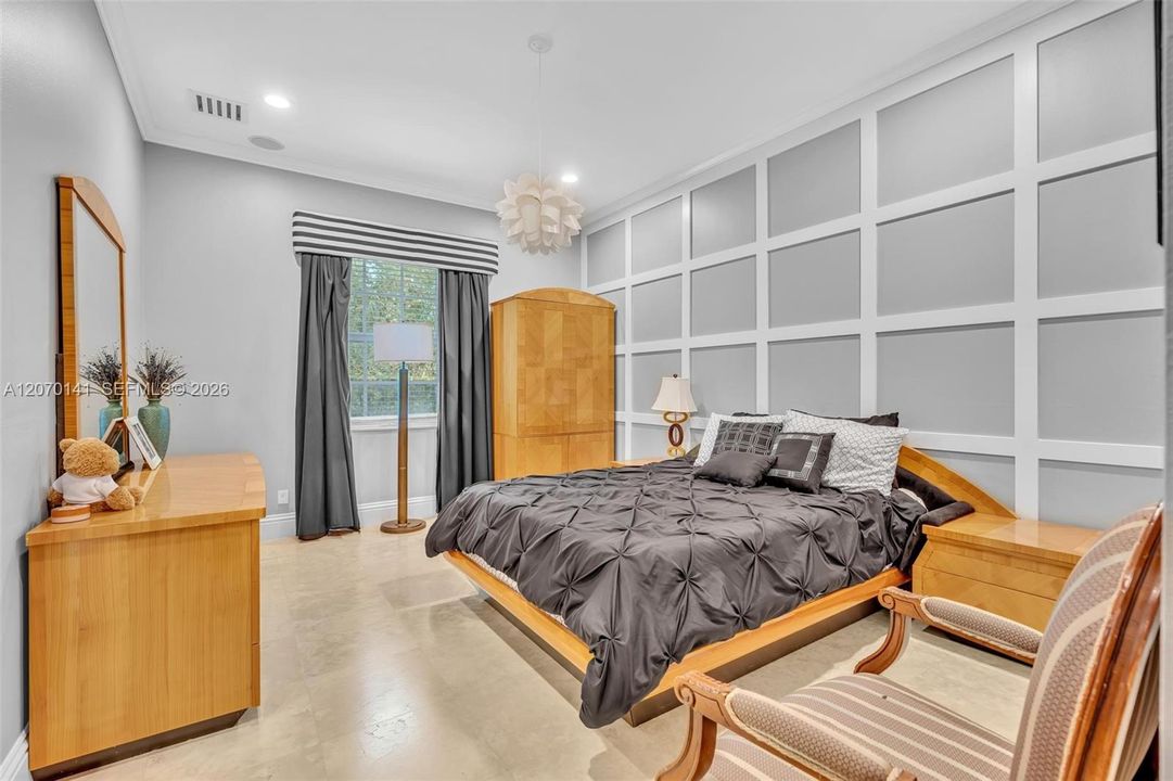 For Sale: $5,395,000 (7 beds, 6 baths, 7657 Square Feet)