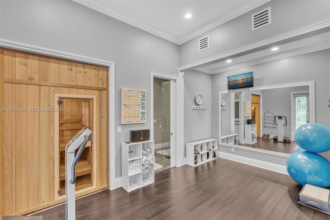 For Sale: $5,395,000 (7 beds, 6 baths, 7657 Square Feet)
