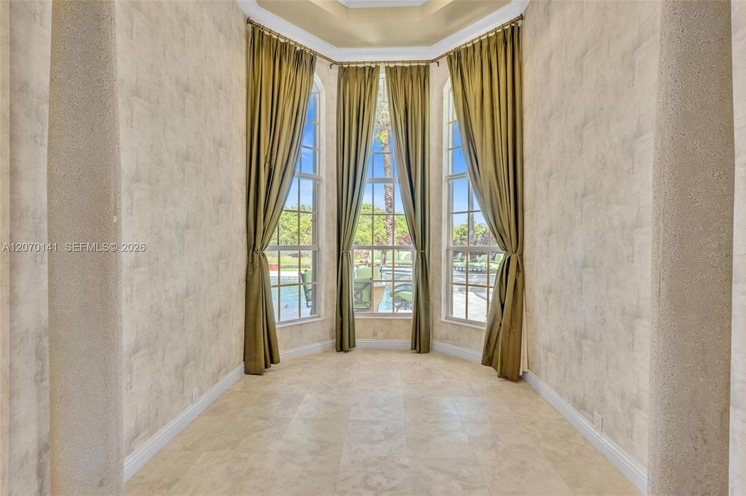 For Sale: $5,395,000 (7 beds, 6 baths, 7657 Square Feet)