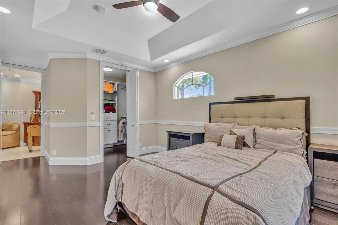 For Sale: $5,395,000 (7 beds, 6 baths, 7657 Square Feet)