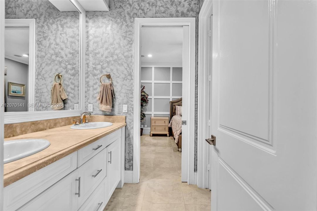 For Sale: $5,395,000 (7 beds, 6 baths, 7657 Square Feet)