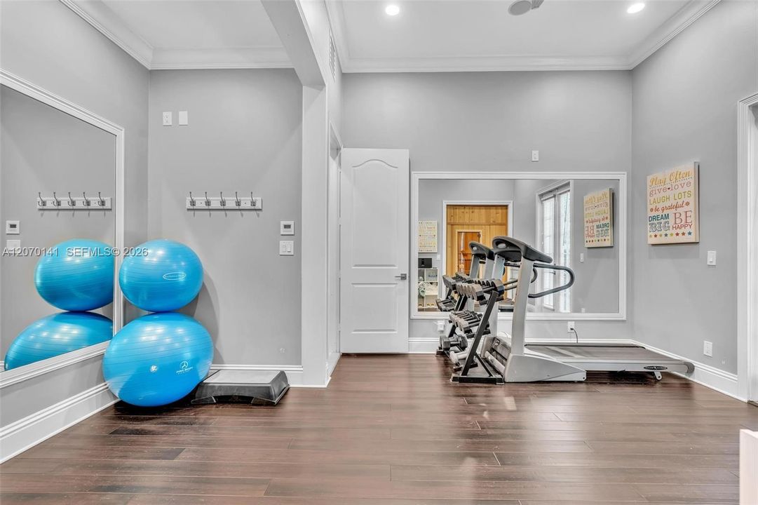 For Sale: $5,395,000 (7 beds, 6 baths, 7657 Square Feet)