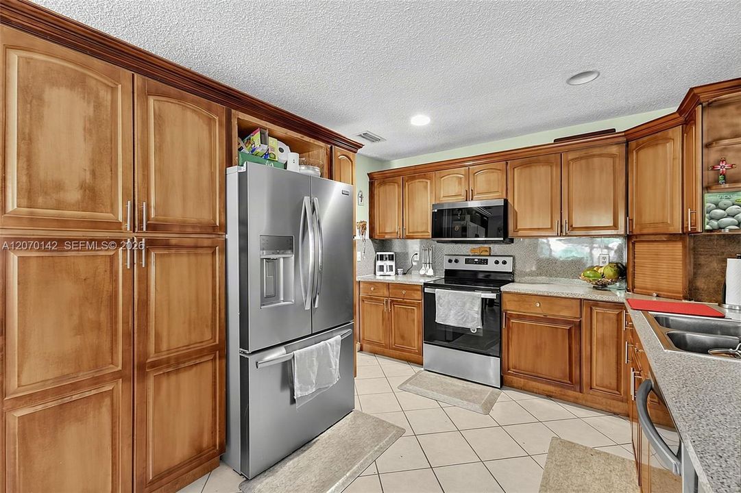 For Sale: $799,990 (4 beds, 2 baths, 2976 Square Feet)