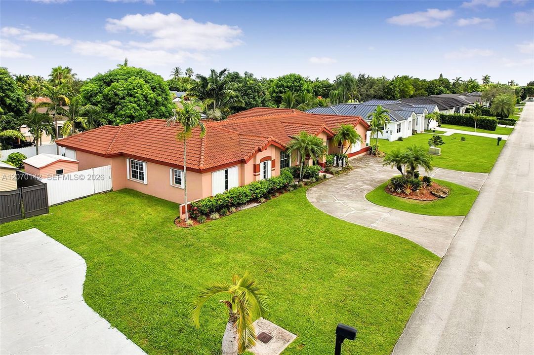 For Sale: $799,990 (4 beds, 2 baths, 2976 Square Feet)