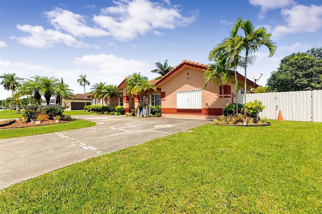 For Sale: $799,990 (4 beds, 2 baths, 2976 Square Feet)