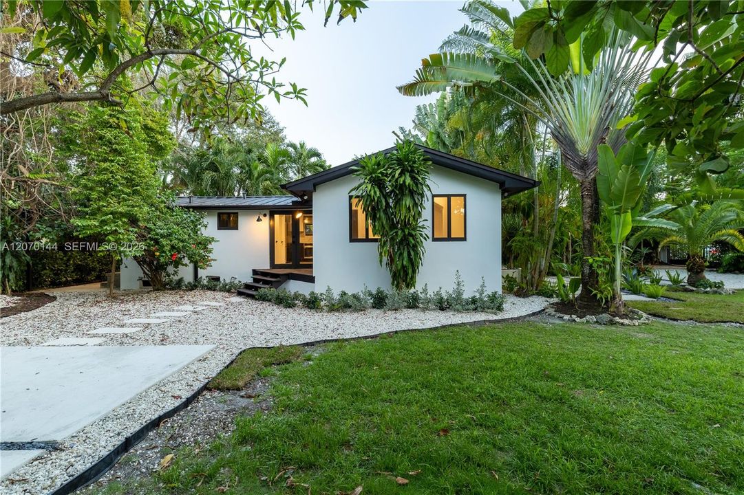 For Sale: $1,149,999 (0.25 acres)