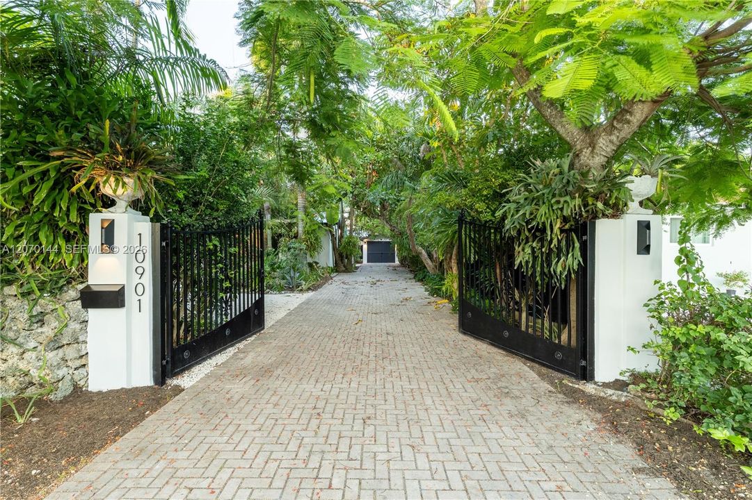 For Sale: $1,149,999 (0.25 acres)
