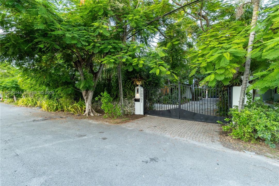 For Sale: $1,149,999 (0.25 acres)
