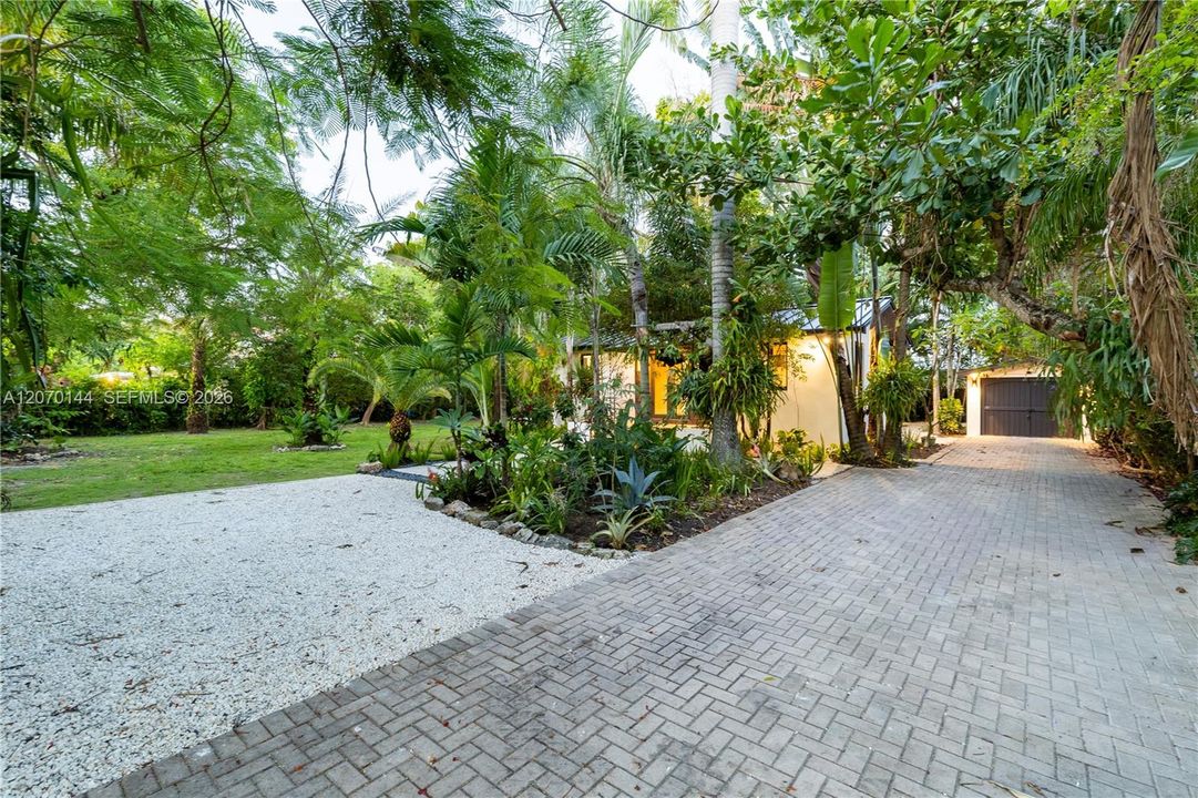 For Sale: $1,149,999 (0.25 acres)