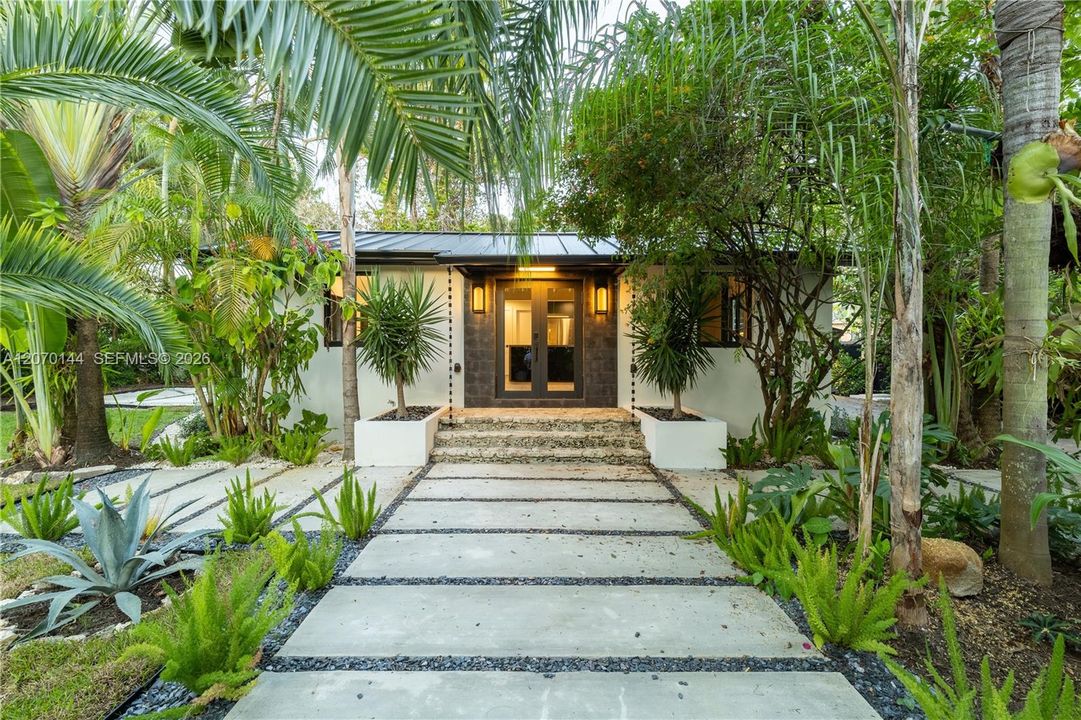 For Sale: $1,149,999 (0.25 acres)
