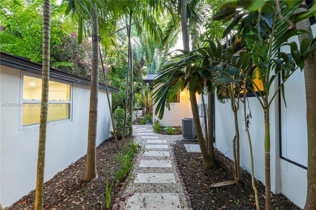 For Rent: $5,900 (3 beds, 2 baths, 1158 Square Feet)