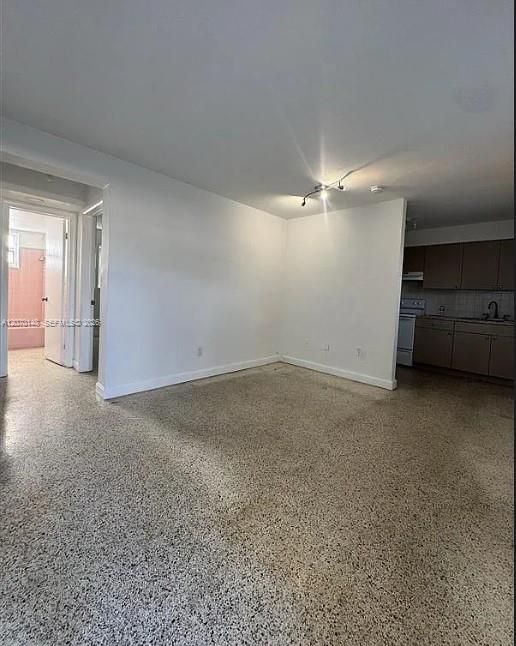 For Rent: $1,600 (1 beds, 1 baths, 4176 Square Feet)