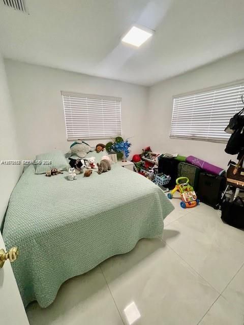 For Sale: $850,000 (5 beds, 4 baths, 1508 Square Feet)