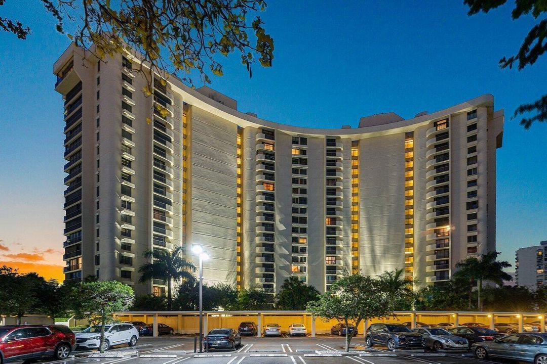 043-2450PresidentialWay-WestPalmBeach-FL