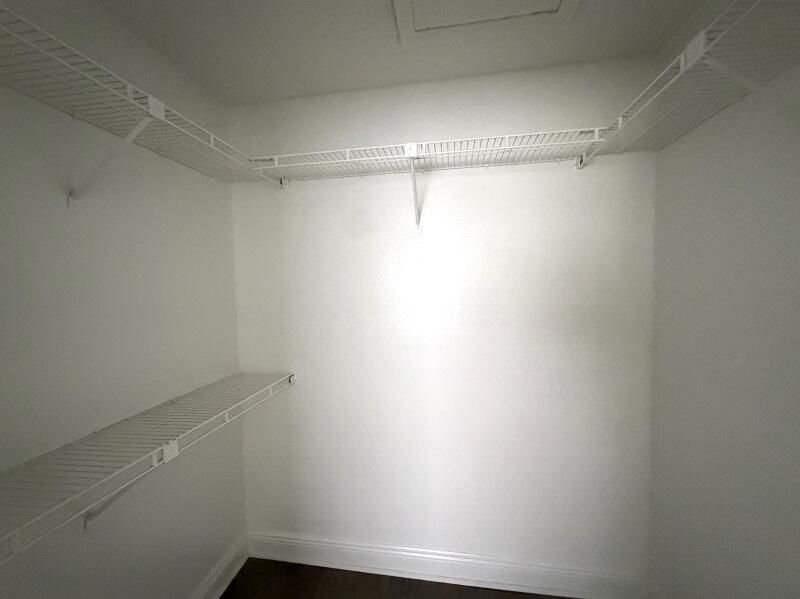 Walk-in-closet