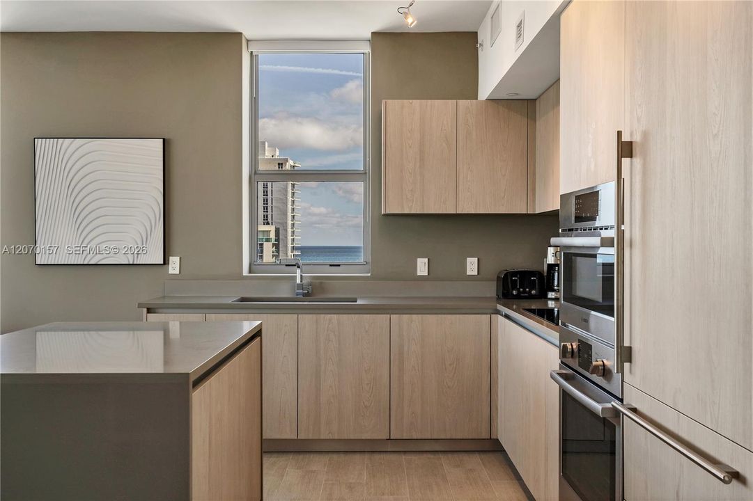For Sale: $730,000 (2 beds, 2 baths, 1075 Square Feet)
