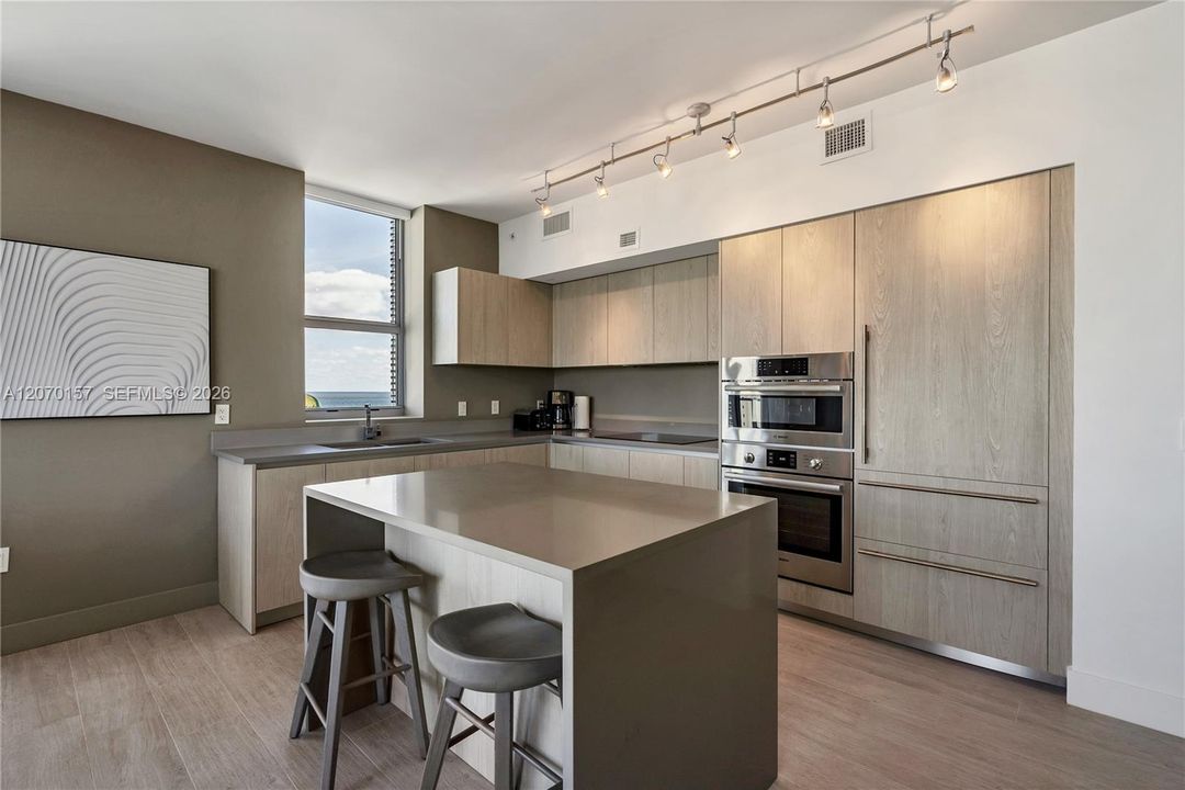 For Sale: $730,000 (2 beds, 2 baths, 1075 Square Feet)
