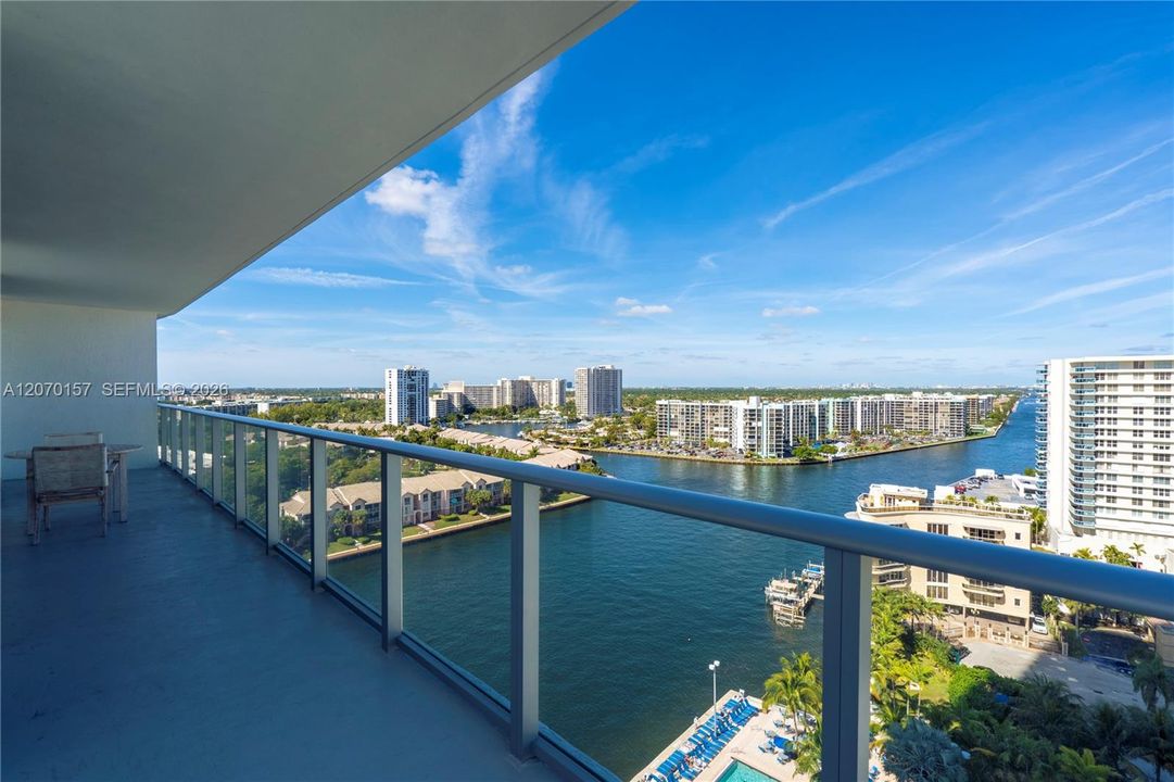For Sale: $730,000 (2 beds, 2 baths, 1075 Square Feet)