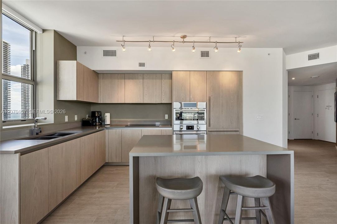 For Sale: $730,000 (2 beds, 2 baths, 1075 Square Feet)