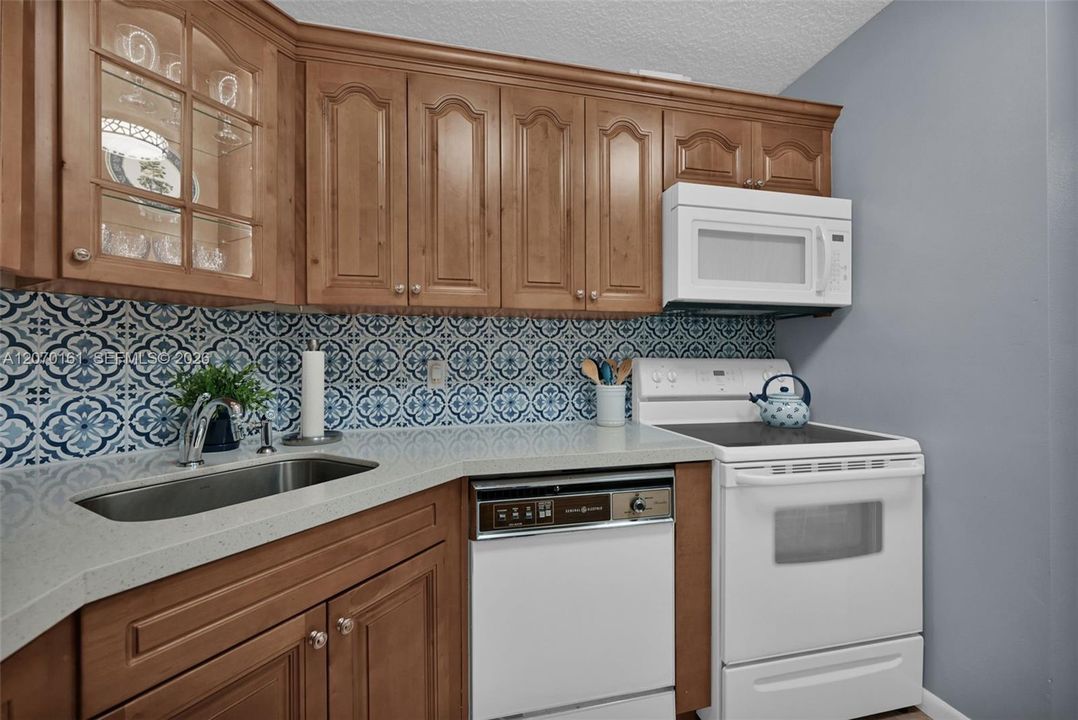For Sale: $185,000 (1 beds, 1 baths, 750 Square Feet)