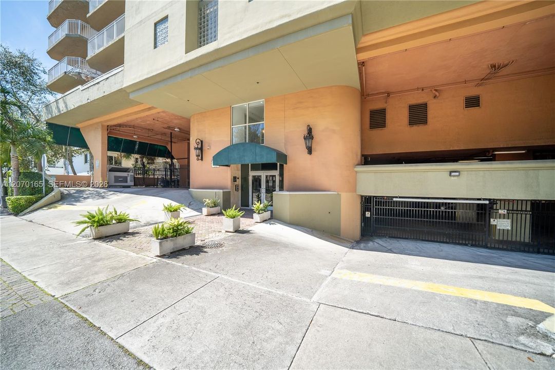 For Sale: $430,000 (1 beds, 2 baths, 1030 Square Feet)