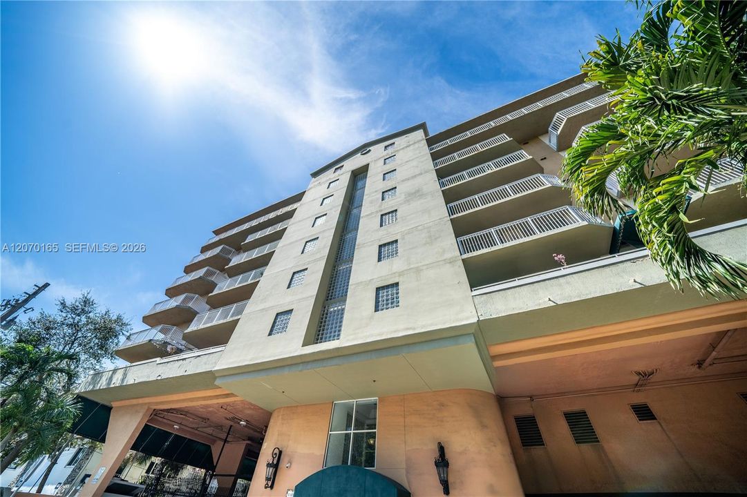 For Sale: $430,000 (1 beds, 2 baths, 1030 Square Feet)