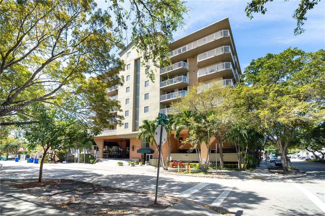 For Sale: $430,000 (1 beds, 2 baths, 1030 Square Feet)