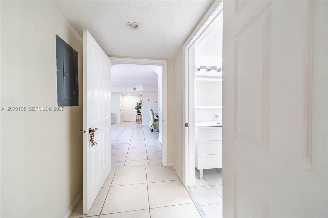 For Sale: $430,000 (1 beds, 2 baths, 1030 Square Feet)