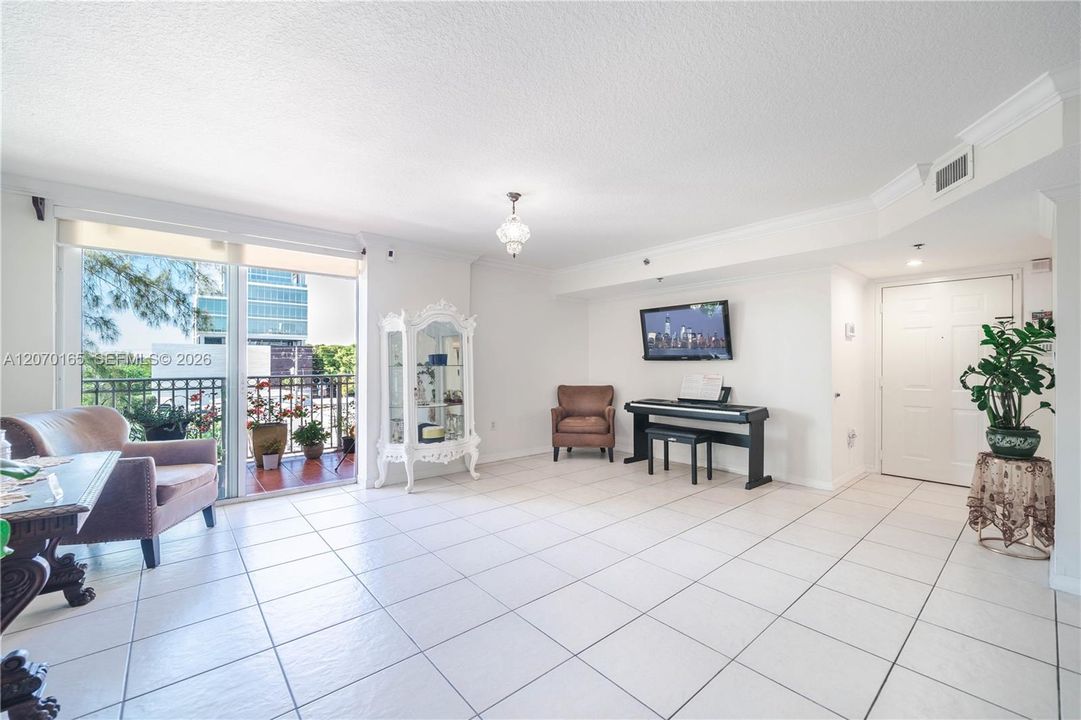 For Sale: $430,000 (1 beds, 2 baths, 1030 Square Feet)