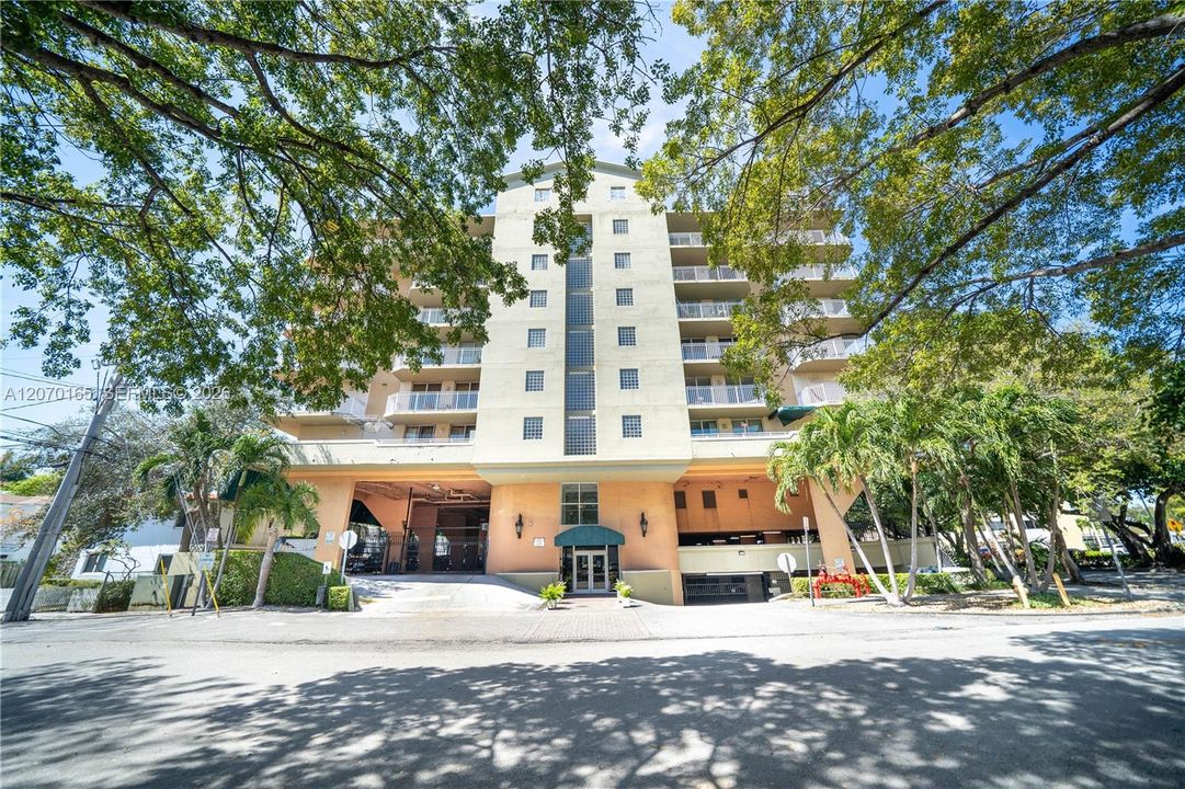 For Sale: $430,000 (1 beds, 2 baths, 1030 Square Feet)