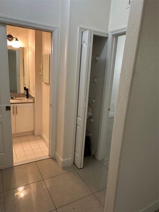 For Rent: $2,000 (2 beds, 2 baths, 914 Square Feet)