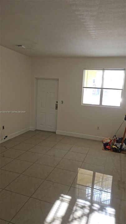 For Rent: $2,000 (2 beds, 2 baths, 914 Square Feet)