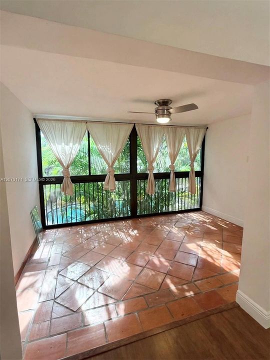 For Rent: $1,900 (1 beds, 1 baths, 642 Square Feet)