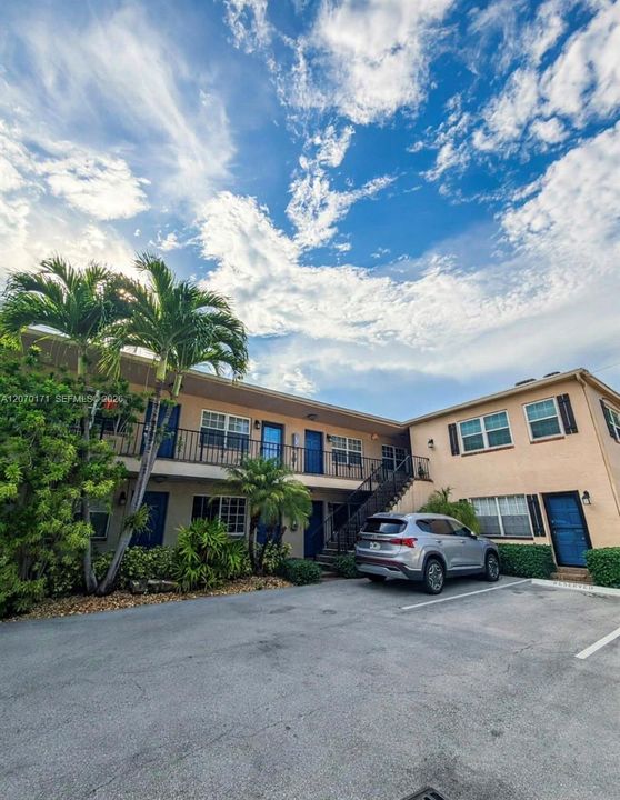 For Rent: $1,900 (1 beds, 1 baths, 642 Square Feet)