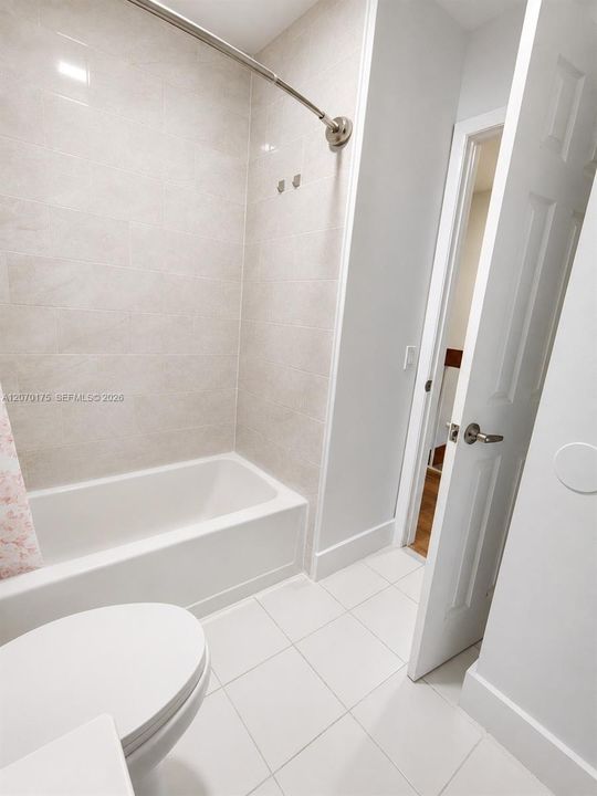For Rent: $2,600 (2 beds, 1 baths, 914 Square Feet)