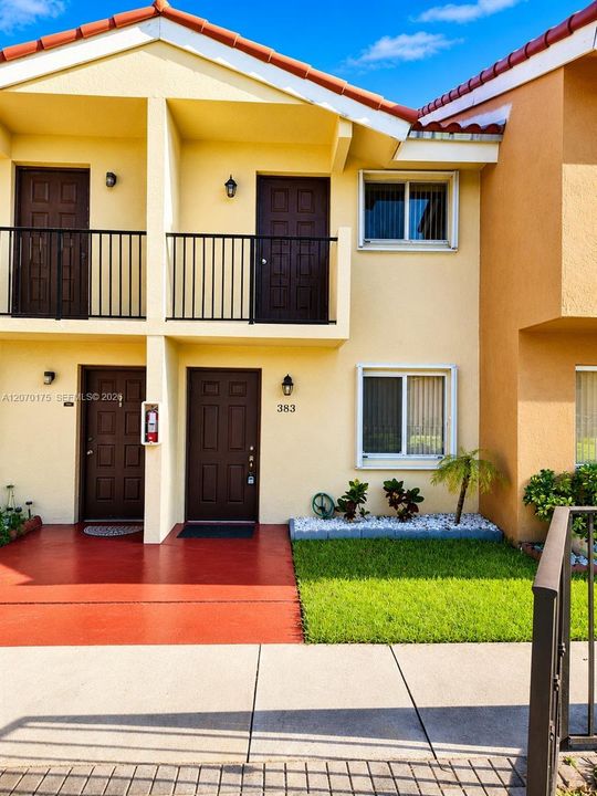 For Rent: $2,600 (2 beds, 1 baths, 914 Square Feet)