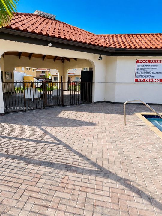 For Rent: $2,600 (2 beds, 1 baths, 914 Square Feet)