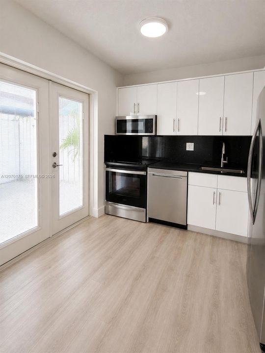 For Rent: $2,600 (2 beds, 1 baths, 914 Square Feet)