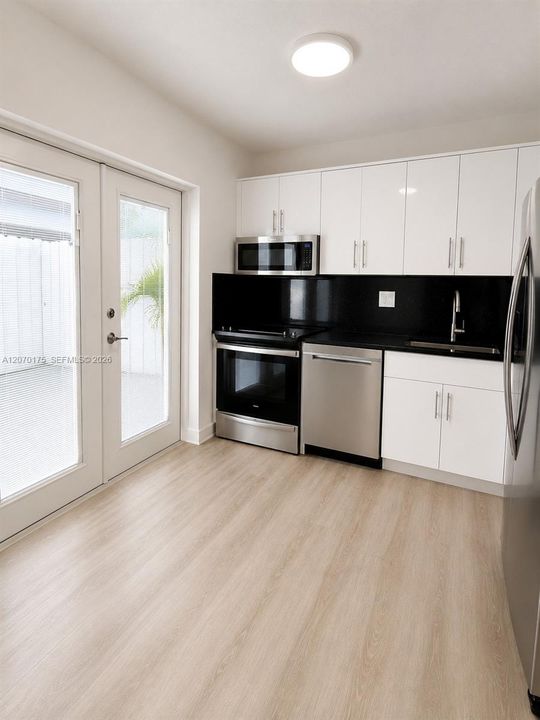 For Rent: $2,600 (2 beds, 1 baths, 914 Square Feet)