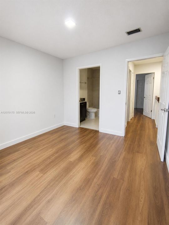 For Rent: $2,600 (2 beds, 1 baths, 914 Square Feet)