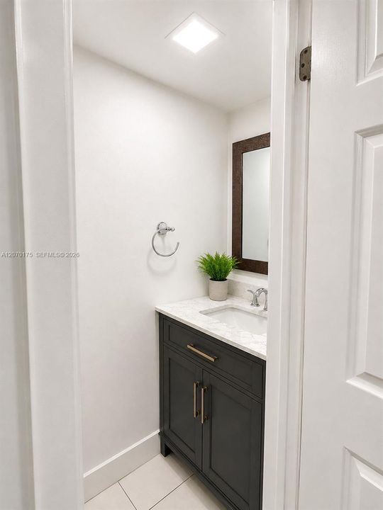 For Rent: $2,600 (2 beds, 1 baths, 914 Square Feet)