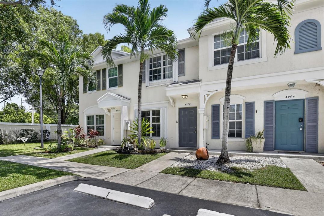 For Sale: $340,000 (2 beds, 2 baths, 1110 Square Feet)