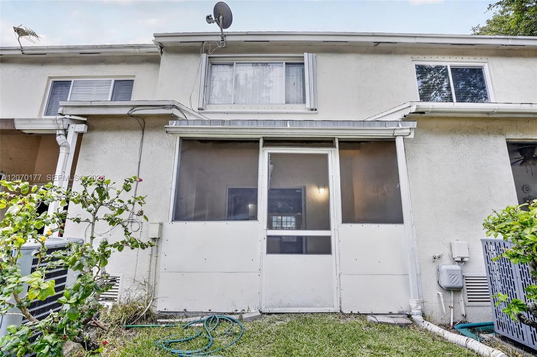 For Sale: $340,000 (2 beds, 2 baths, 1110 Square Feet)