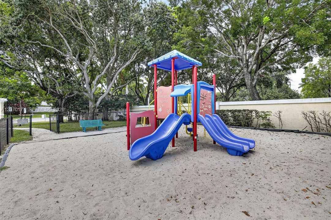 For Sale: $340,000 (2 beds, 2 baths, 1110 Square Feet)
