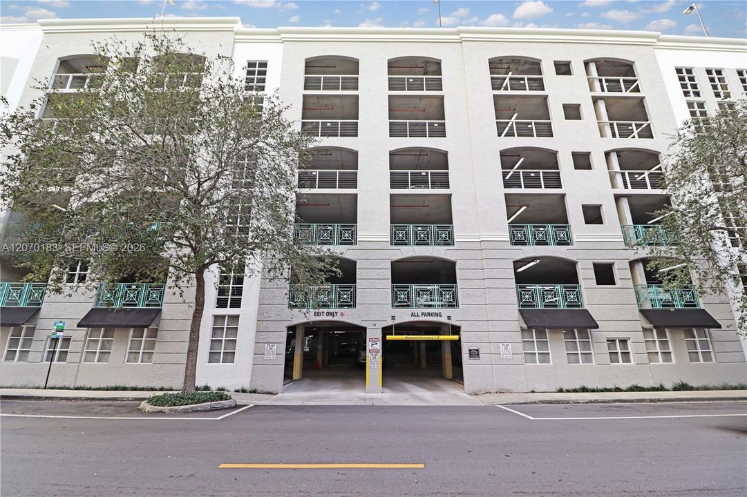 For Sale: $290,000 (1 beds, 1 baths, 652 Square Feet)
