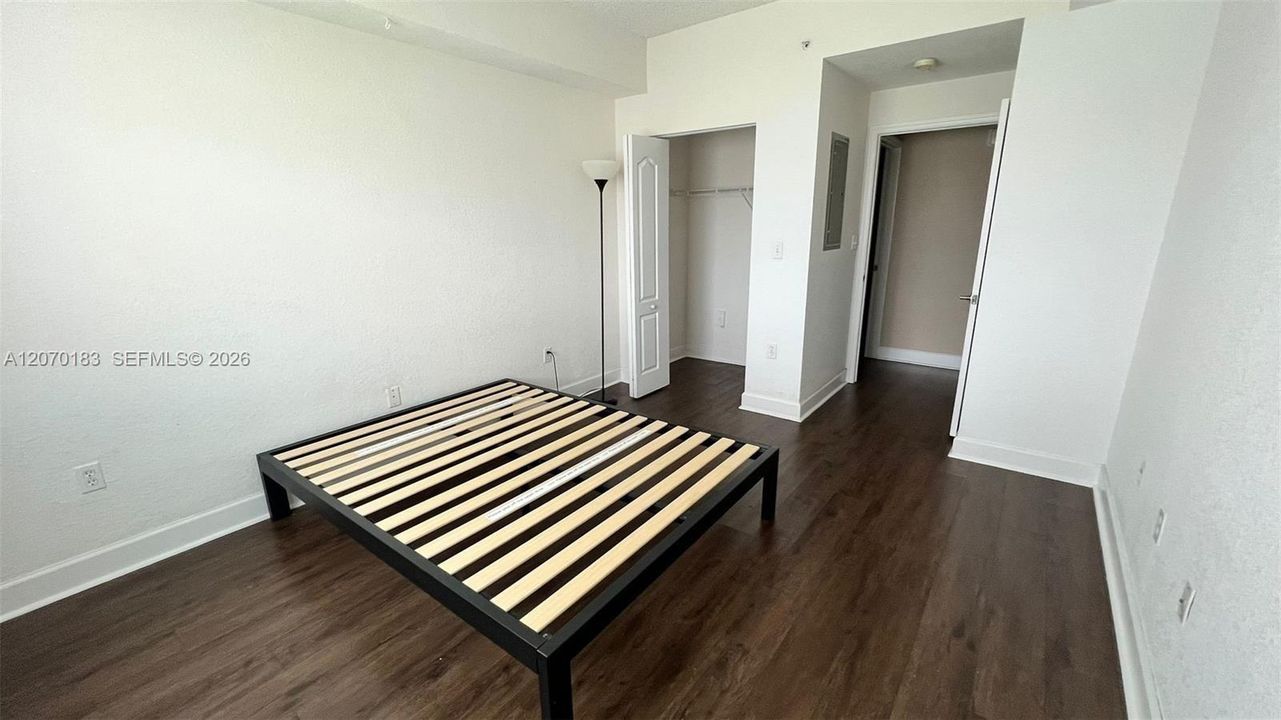 For Sale: $290,000 (1 beds, 1 baths, 652 Square Feet)