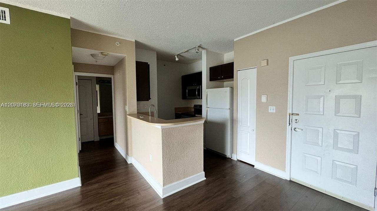 For Sale: $290,000 (1 beds, 1 baths, 652 Square Feet)
